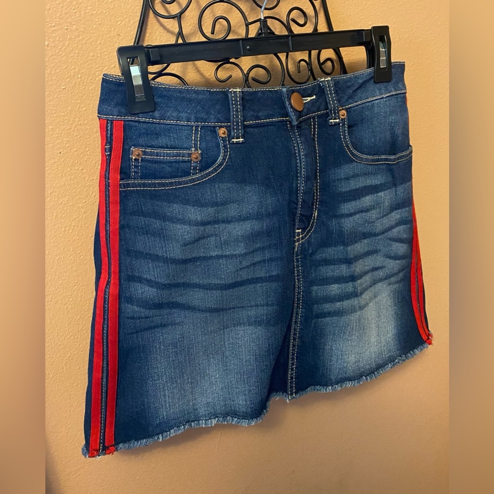 No Boundaries mid rise jean skirt with red stripes